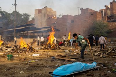 Korban Meninggal Covid-19 di India Membludak, Puluhan Jenazah Terpaksa Dikremasi Massal