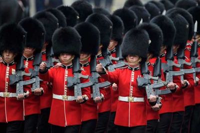 Queen s Guard, Penjaga Istana Kerajaan Inggris yang Terlatih Displin dan Jarang Senyum
