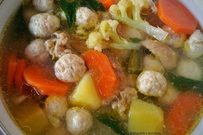 Hari Ini Buat Sup Bola Ayam dan Kentang Saja Yuk