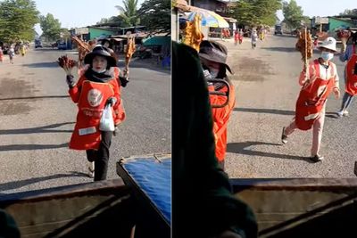 Wisatawan Sepi, Para Pedagang Kaki Lima di Laos Terlihat Berlari Menawarkan Dagangannya