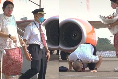 Pilot Ini Bersujud dan Menangis Haru Setelah Melakukan Penerbangan Terakhirnya