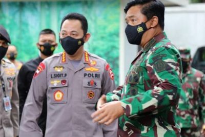 Panglima TNI dan Kapolri Pantau Langsung Pencarian KRI Nanggala 402 Melalui KRI Soeharso