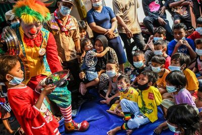 FOTO: Badut Hibur Anak Korban Kebakaran di Taman Sari