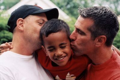 Bayi Telantar yang Diadopsi Pasangan Gay 20 Tahun Lalu, Tumbuh dengan Baik