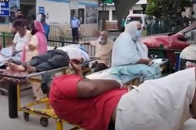 Pasien Virus Corona di India Terlihat Berbaring di Luar Rumah Sakit