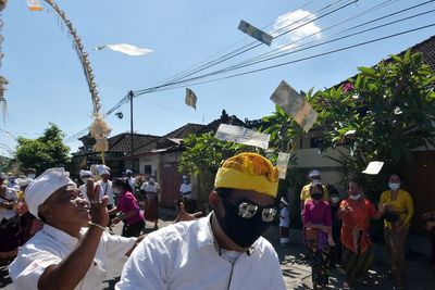 FOTO: Tradisi Mesuryak Pada Hari Raya Kuningan di Bali