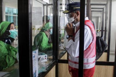 Menhub Budi Karya Pantau Langsung Penerapan GeNose C19 di Bandara Juanda
