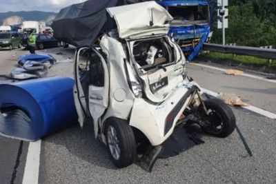 Truk yang Tak Terkendali Menabrak 7 Kendaraan dan Hancurkan 1 Mobil