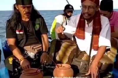Para Dukun Gelar Ritual Puter Giling di Tengah Laut, Minta KRI Nanggala Segera Ditemukan
