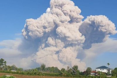 Gunung Sinabung Kembali Luncurkan Awan Panas Bertekanan Lemah dan Tertutup Kabut