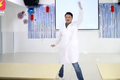 Unik! Dokter Ini Menari untuk Membantu Kondisi Mental Pasiennya