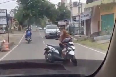 Gak Ada Lawan Emak-emak Santai Ngobrol di Tengah Jalan, Netizen: Naik Naga aja Bu!