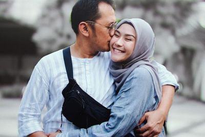 Istri Dihujat Usai Kritik Bangunkan Sahur Pakai Toa Masjid, Hanung Bramantyo Buka Suara