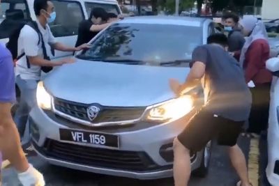 Viral Video Sekelompok Orang Bangunkan Gadis Kecil yang Tertidur di Dalam Mobil Terkunci