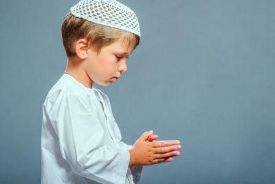 Cara Mendidik Anak Laki-Laki Menurut Islam Sesuai Anjuran Nabi