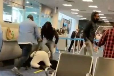 7 Penumpang Pesawat Berkelahi di Bandara Miami Hanya Masalah Kursi