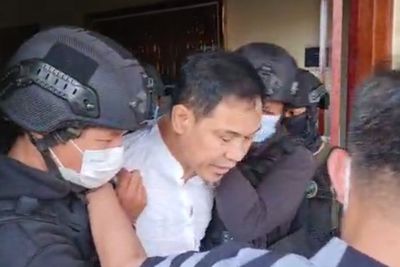 Video Penangkapan Munarman, Meronta Digiring Polisi Hingga Tak Diizinkan Pakai Sendal
