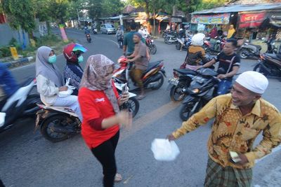 FOTO: Aksi Berbagi Nasi Bungkus