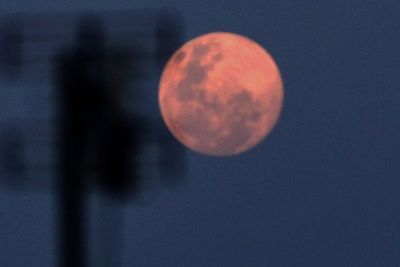 FOTO: Fenomena Supermoon Merah Muda
