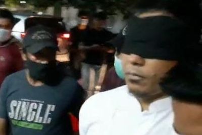Munarman Tiba di Polda Metro, Tangan Diborgol hingga Mata Ditutup
