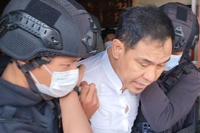 Detik-detik Video Munarman Diringkus Densus 88, Meronta Keras: Ini Tidak Sesuai Hukum