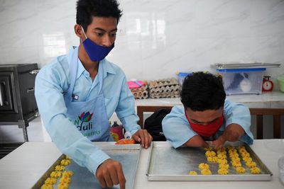 FOTO: Pelatihan Pembuatan Kue Lebaran Bagi Siswa Disabilitas