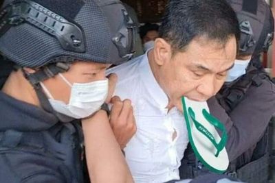Cek Fakta: Munarman Ditangkap Polisi, Mulutnya Disumpal Sendal, Ini Sebenarnya Terjadi