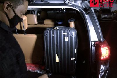4 Jam Geledah Ruangan Azis Syamsuddin, Total 5 Koper Dibawa Penyidik KPK