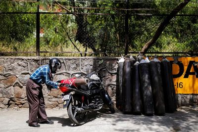 Bawa Oksigen untuk Kerabatnya yang Terinfeksi Covid-19, Kendaraan Pria Ini Justru Ditahan