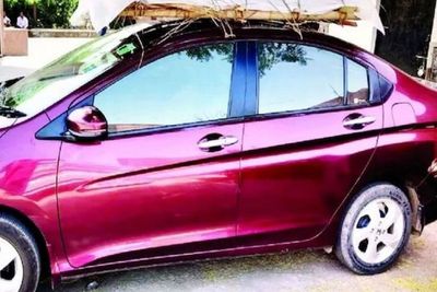 Kekurangan Ambulans, Pria Ini Bawa Mayat Ayahnya Diikat di Atas Mobil