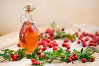 Rosehip Oil, Bahan Skincare Populer untuk Anti Aging dan Jerawat