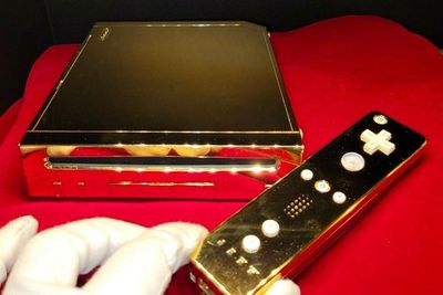 Nintendo Wii Emas 24K Milik Yang Mulia Ratu Elizabeth II Dijual, Berminat Membelinya?