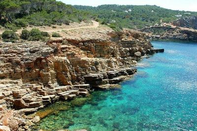 Pria Asal Inggris Tenggelam di Teluk Spanyol yang Populer untuk Lompat Tinggi