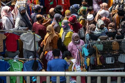FOTO: Skybridge Tanah Abang Dipadati Warga
