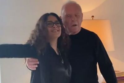 Menang Piala Oscar, Anthony Hopkins dan Salma Hayek Rayakan dengan Berdansa di Wales