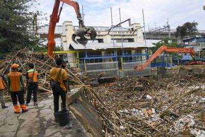 Mayat Pria Tanpa Busana Ditemukan di Antara Tumpukan Sampah Pintu Air Manggarai