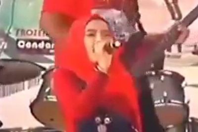 Meski Napas Tersengal-sengal, Remaja Wanita Ini Asik Bernyanyi di Acara Festival Musik