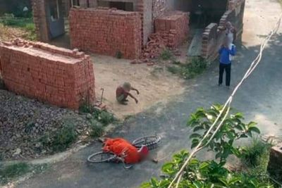 Pria Tua di India Bawa Jenazah Istri yang Meninggal karena Covid-19 Naik Sepeda