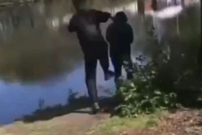 Kelompok Remaja Merekam Aksi saat Menendang Pria 74 Tahun ke Sungai, Bikin Netizen Marah