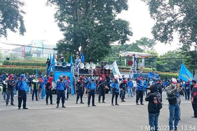 Massa Buruh Datangi Gedung Sate di Bandung, Polisi Bersiaga