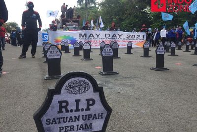 Buruh Datangi Patung Kuda dan Patuhi Prokes, Pasang Nisan RIP Satuan Upah Per Jam