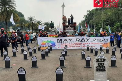 FOTO: Kumpulan Replika Nisan dalam Aksi Buruh Peringati May Day di Jakarta