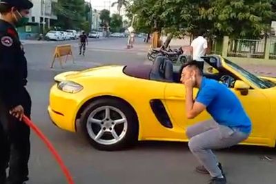 Pengendara Mobil Porsche di India Dihukum Squat Jump Usai Langgar Aturan COVID-19