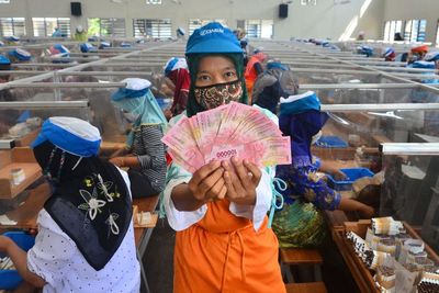 Konglomerat Hartono Bersaudara Bayar THR Rp106 Miliar ke Karyawannya, Termasuk yang di-PHK