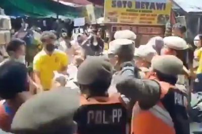 Ricuh! PKL Tanah Abang dan Satpol PP Terlibat Aksi Saling Tarik Barang Dagangan