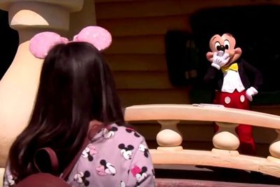 Disneyland Kembali Dibuka, Pengunjung Tak Boleh Pelukan dengan Mickey Mouse