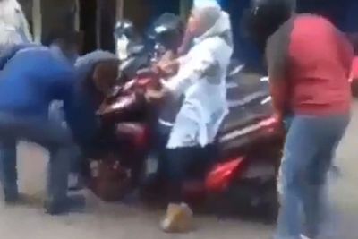 Momen Ibu-ibu Tetap Duduk di Atas Motor Meski Motor Diangkut Debt Collector