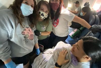 Tak Sadar Sedang Hamil, Wanita Ini Melahirkan dalam Penerbangan di Atas Samudera Pasifik