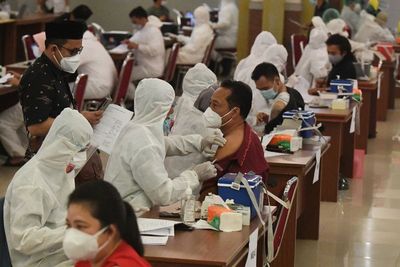 FOTO: Vaksinasi Massal Untuk Buruh di Jakarta