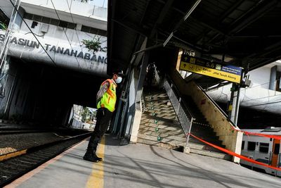 Stasiun Palmerah Membludak, Penumpang KRL Kini Diizinkan Transit di Stasiun Tanah Abang